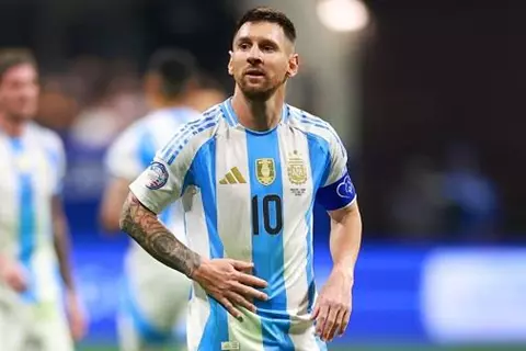 سكالوني يثير الشكوك حول مشاركة ميسي في مباراة الأرجنتين وفنزويلا